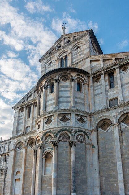 Buitenaanzicht van de kathedraal in Pisa, Toscane, Italië