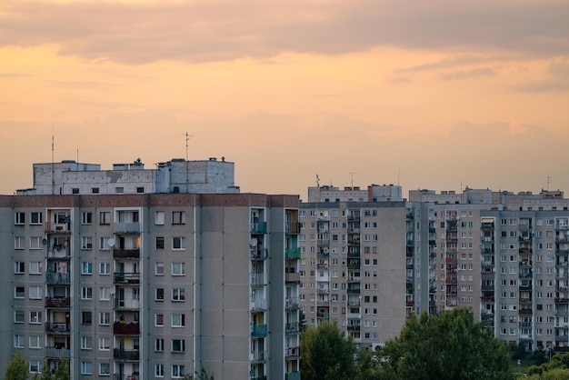 Buitenaanzicht van het oude paneelhoogbouwgebouw van het huis van de USSR