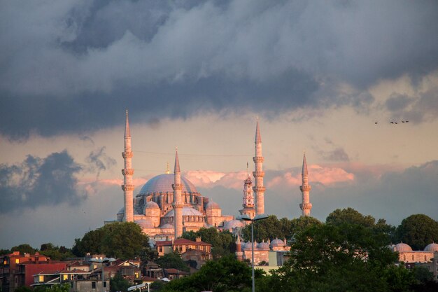 Buitenaanzicht van moskee in Ottomaanse stijl in Istanbul