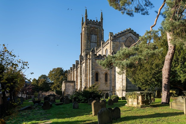 Buitenaanzicht van St Swithun's Church in East Grinstead West Sussex