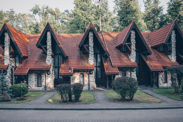 Buitenaanzicht van stenen huisjes in een straat in een typisch Engelse stad