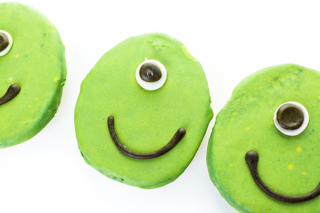 Foto buitenaardse koekjes met groen glazuur bereid als halloween-traktaties.