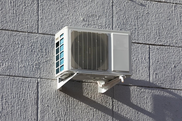 Buitenairconditioner met warmtewisselaar die buiten het gebouw hangt