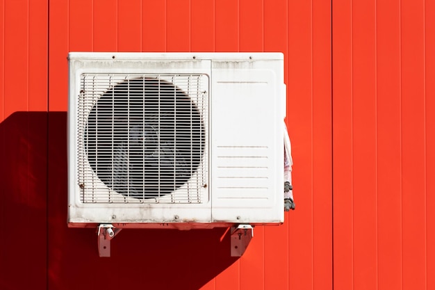 Buitenairconditionereenheid op de muur van een gebouw