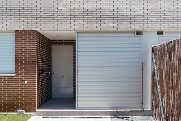 Foto buitenbeeld van moderne semi-vrijstaande herenhuizen met bakstenen gevel op een zonnige dag