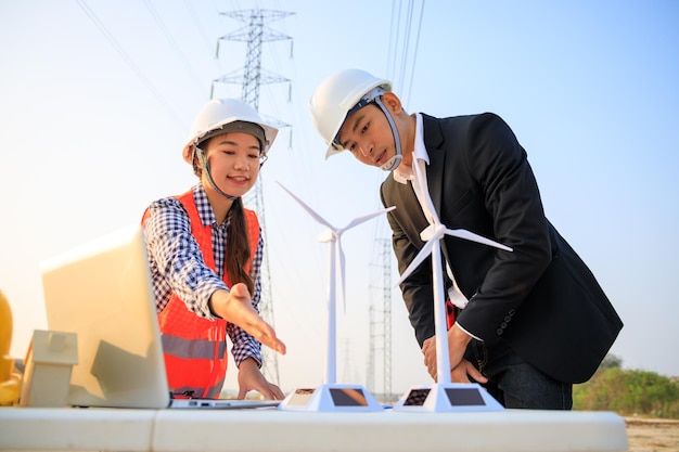 Buitenbijeenkomst tussen ingenieurs op de bouwplaats