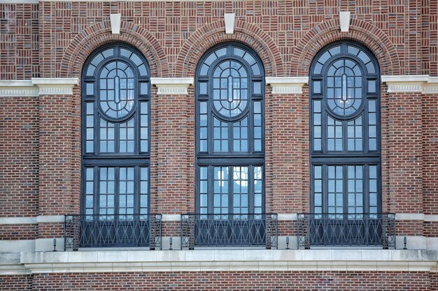 Foto buitenbouw met gesloten glazen venster