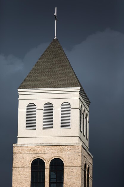 Buitenkant van de kerk tegen bewolkte lucht