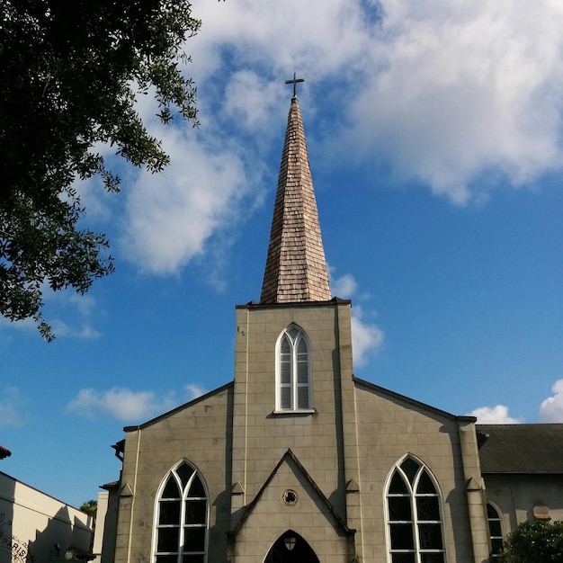 Foto buitenkant van de kerk tegen de lucht