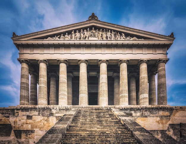 Buitenkant van de walhalla tegen de lucht