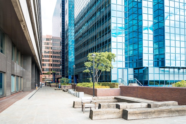 Buitenkant van een modern gebouw bij een loopbrug in de stad