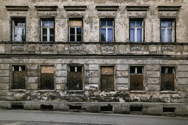 Buitenkant van een verlaten gebouw
