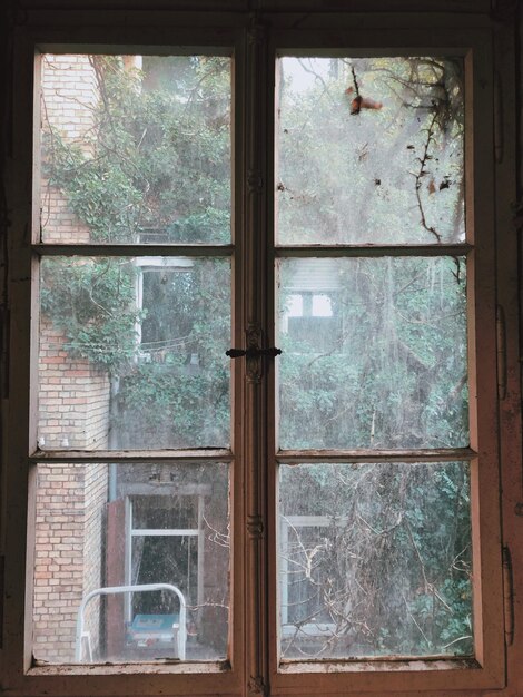 Foto buitenkant van het gebouw gezien door een glazen raam