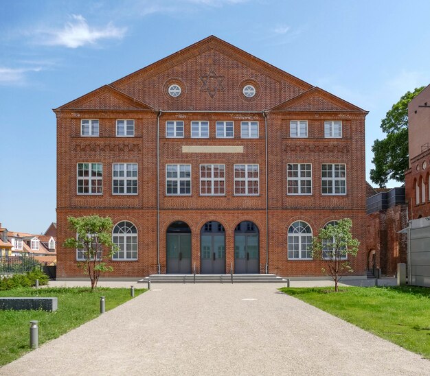 Foto buitenkant van het gebouw tegen de lucht