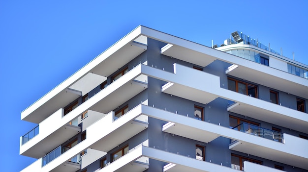 Buitenkant van nieuwe appartementsgebouwen op een blauwe bewolkte hemelachtergrond Geen mensen