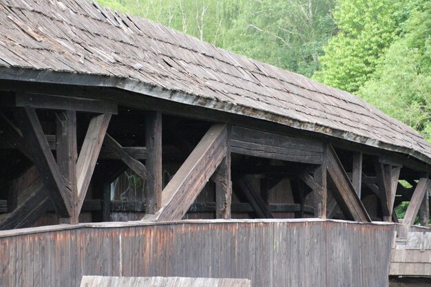 Foto buitenkant van oud houten huis