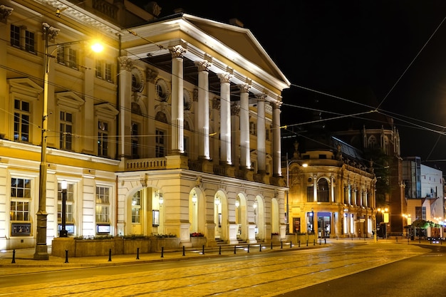 Buitenkant van prachtig gebouw in de stad 's nachts