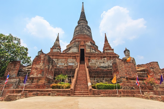 Foto buitenkant van wat yai chai mongkhon tegen de lucht