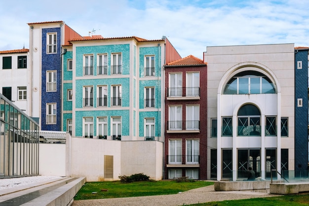 Buitenkant van woongebouwen tegen de lucht