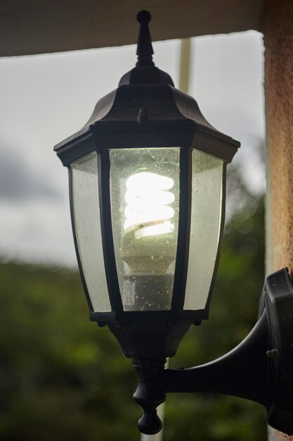 Buitenlamp met gloeilamp vuil en beschadigd door het weer