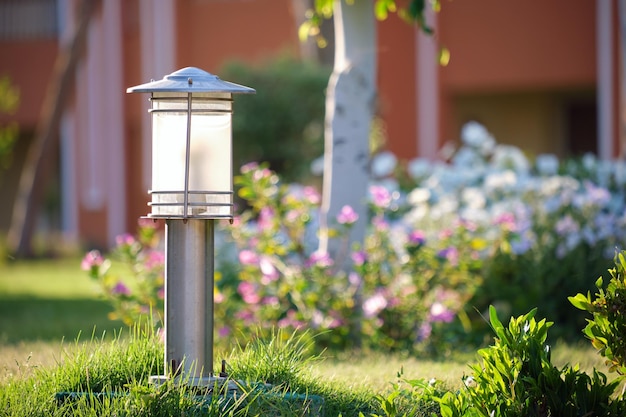 Buitenlamp op tuingazon voor tuinverlichting in zomerpark