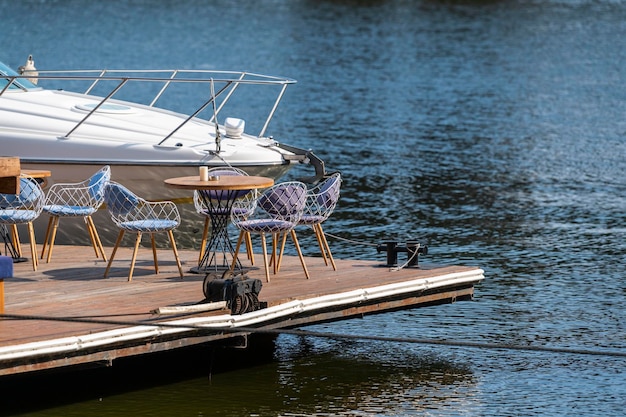 Buitenmeubilair op het terras in de open lucht van de vijver