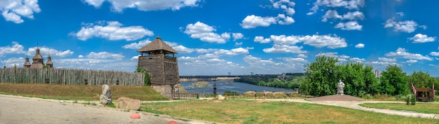 Buitenmuren, houten hek en wachttorens van de National Reserve Khortytsia in Zaporozhye, Oekraïne, op een zonnige zomerdag