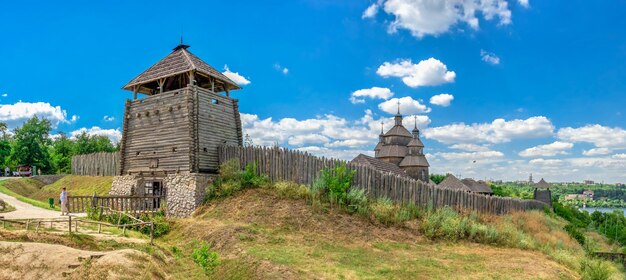 Buitenmuren, houten hek en wachttorens van de National Reserve Khortytsia in Zaporozhye, Oekraïne, op een zonnige zomerdag