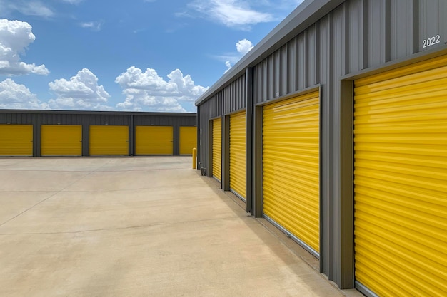 Buitenopname van magazijnen, hangars of garages met gele rolpoorten