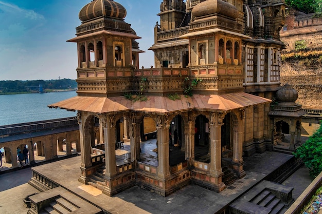 Buitenopnames van het schilderachtige toeristische trekpleister Maheshwar fort en tempel in Madhya Pradesh in India Dit monument ligt aan de oevers van de rivier de Narmada