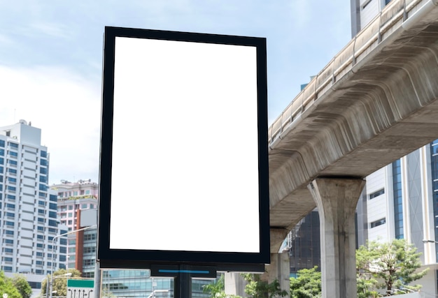 Buitenpaal verticaal lichtbak reclamebord met mock-up wit scherm Uitknippad voor mock-up