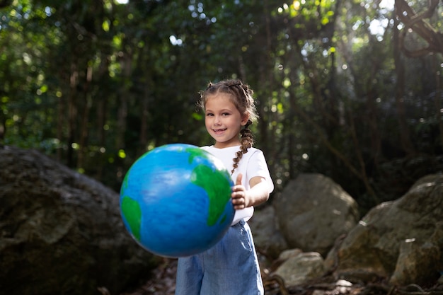 Foto buitenportret van kind voor wereldmilieudag