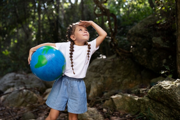 Foto buitenportret van kind voor wereldmilieudag