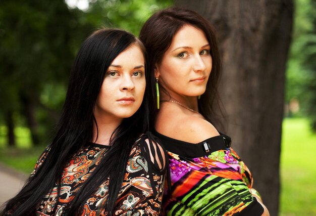 Buitenportret van twee jonge vrouwen