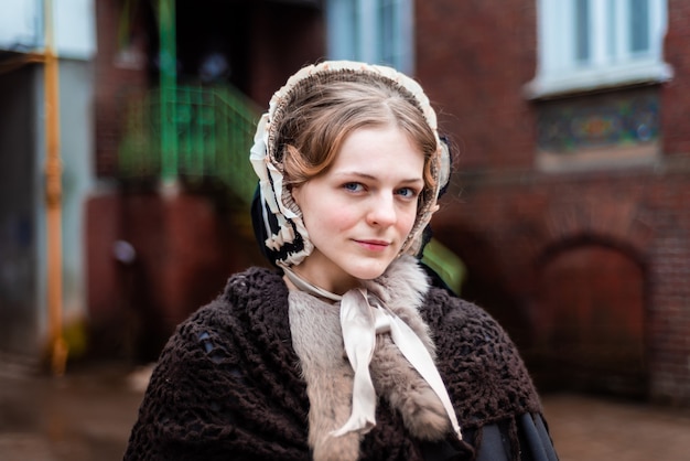 Buitenshuis portret van een jonge Victoriaanse vrouw wandelen in de oude stad