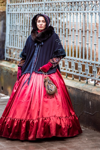 Buitenshuis portret van een jonge Victoriaanse vrouw wandelen in de oude stad