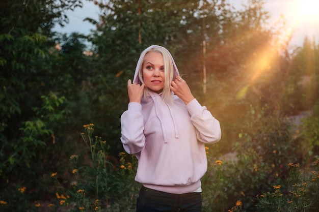 Buitenshuis portret volwassen vrouw op natuur wandelen in zomer bos