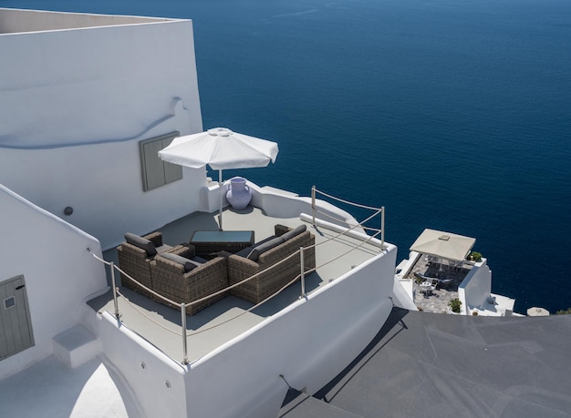 Buitenstoelen op terras boven de oceaan op Santorini