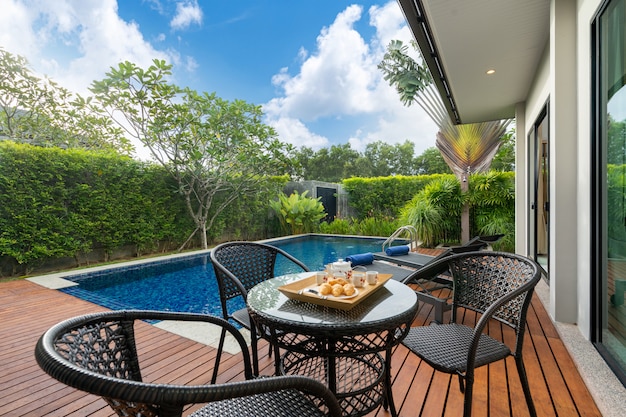 Foto buitentafel bij zwembad in een luxe woning