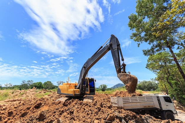 Buitenwerkzaamheden: Graafmachine graven om de grond te verplaatsen