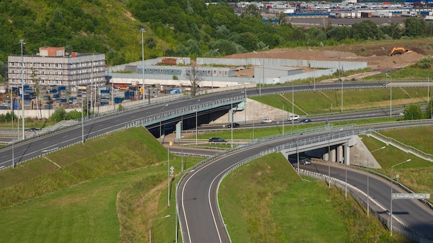 Buitenwijken van Moskou. Een kruispunt in een industriegebied van een moderne metropool. Luchtfoto.