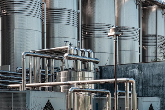 Foto buizen en opslagtanks van roestvrij staal voor de industriële wijnproductie