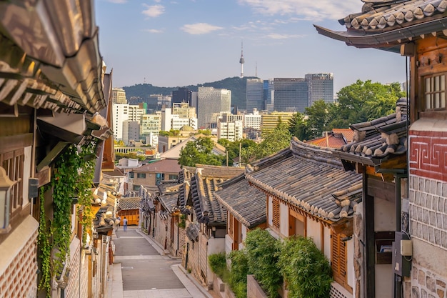 Bukchon Hanok Village met Seoul skyline stadsgezicht Zuid-Korea