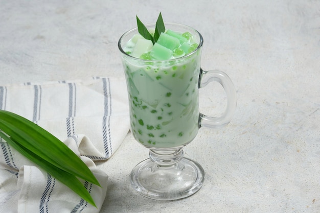 Buko pandan o insalata di buko di solito affettata come una giovane insalata di cocco, un dessert di macedonia di frutta filippino