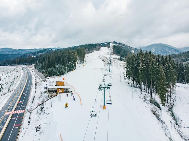 Bukovel, Oekraïne - 9 december 2018 - mensen skiën en snowboarden door de heuvel. winterse activiteit. reisconcept