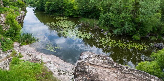 Buky Canyon zomer landschap Hirskyi Tikych rivier Cherkasy regio Oekraïne