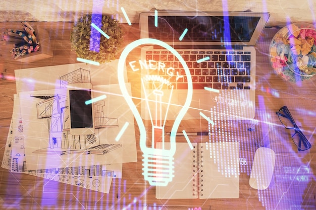 Foto disegno della lampadina sopra il computer sullo sfondo del desktop vista superiore esposizione doppia concetto idea