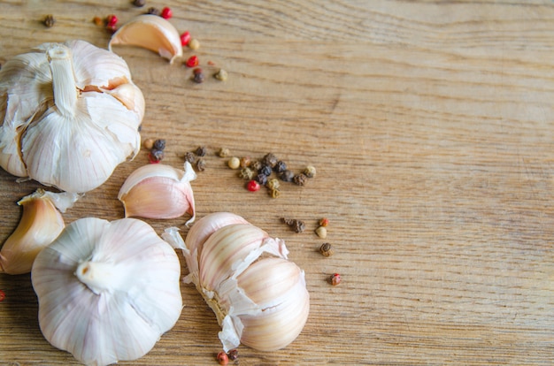 Photo bulbs of organic garlic and garlic cloves