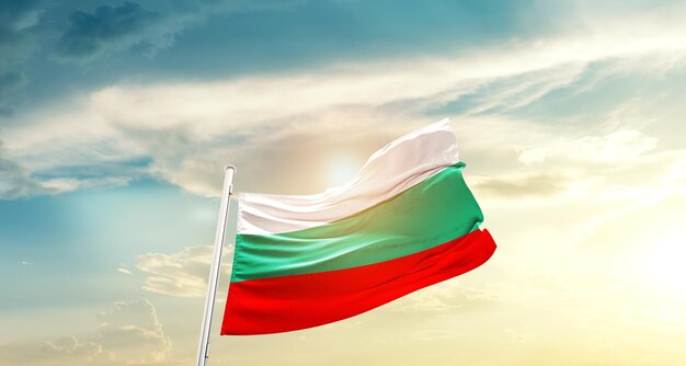 美しい空にブルガリアの旗を振る