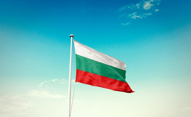 아름다운 하늘에 깃발을 흔드는 불가리아